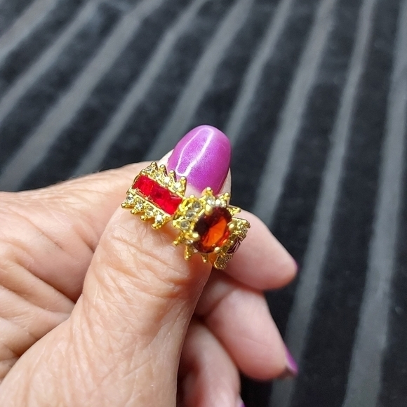 Gorgeous red stone , 925 silver in gold setting. Cubic zirconia around stone - Picture 8 of 13